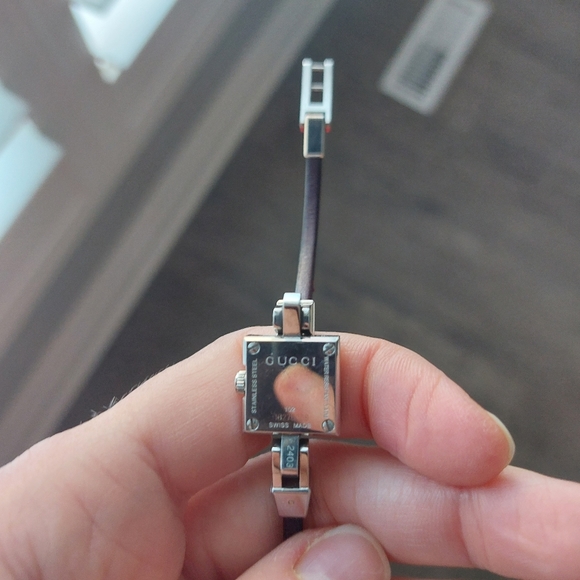 Gucci watch with mother of pearl face + thin brown leather strap - Picture 6 of 9